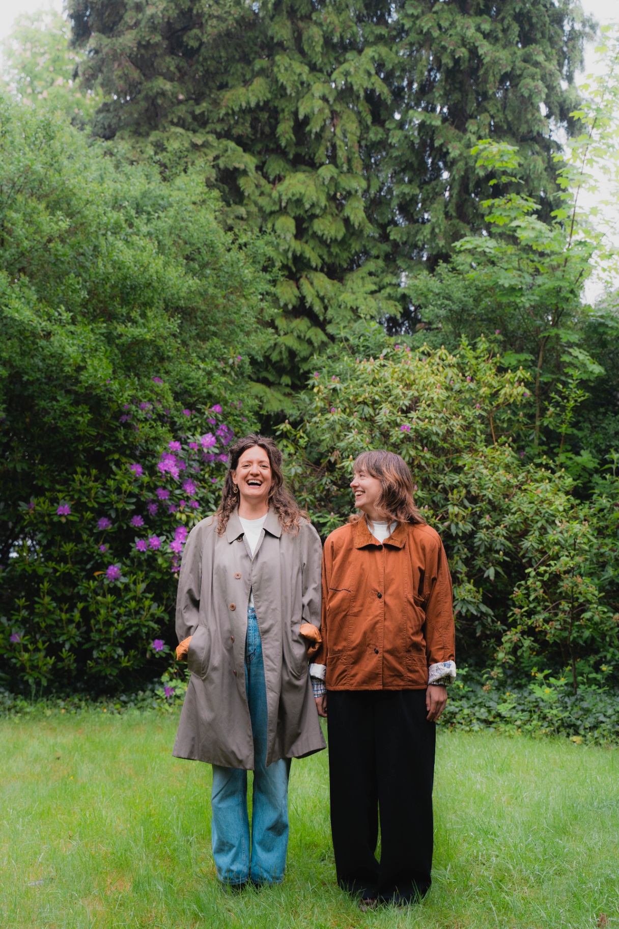 Evelien en Lisa samen lachend in de tuin